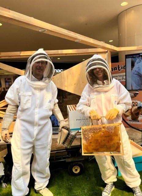 2 apiculteurs conférenciers en combinaison d'apiculteurs au polygone montpellier